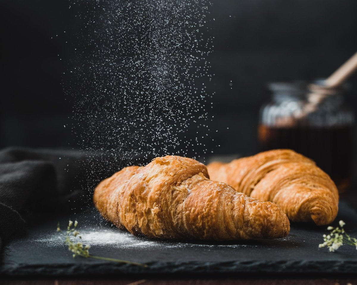 Maślane croissanty posypane cukrem pudrem